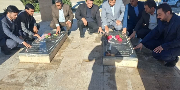 🔻غبارروبی و گلباران مزار مطهر شهدای گمنام و شهدای محله عیسی‌آباد کمیجان به مناسبت هفته پدافند غیرعامل