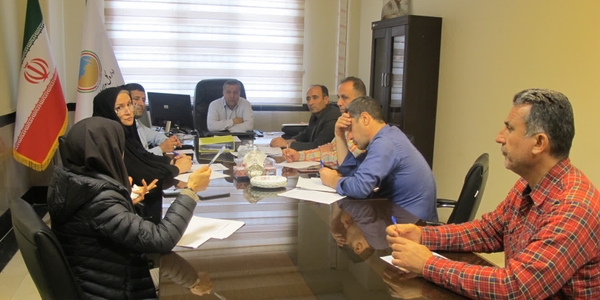 جلسه بررسی و پیگیری مصوبات وبینار مدیران کل مدیریت بحران سراسر کشور با ریاست سازمان مدیریت بحران کشور 

در پی برگزاری وبینار مدیران کل مدیریت بحران سراسر کشور با ریاست محترم سازمان مدیریت بحران کشور، سیدمرتضی میری، سرپرست اداره‌کل مدیریت بحران استان مرکزی با کارشناسان  مدیریت بحران جلسه‌ای تخصصی برگزار کرد.

در این نشست، محورهای مطرح‌شده در وبینار سراسری مورد بررسی قرار گرفت و برنامه‌ریزی لازم برای پیگیری تشکیل قرارگاه «ایران من»، جانمایی و آماده‌سازی اسکان اضطراری و موقت در روستاها و شهرها، انجام بازرسی‌ها و ارزیابی وضعیت مدیریت بحران استان و همچنین بهره‌برداری از ظرفیت‌های هوش مصنوعی در مدیریت بحران انجام شد.

این جلسه با هدف افزایش هماهنگی، ارتقای سطح آمادگی و تسریع در اجرای مصوبات برگزار شد.

16 آذرماه 1404