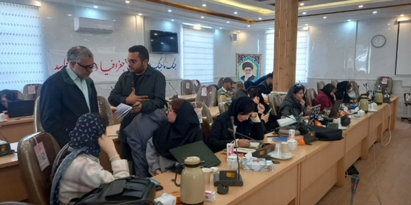 بازدید مدیرکل امور اجتماعی و فرهنگی استانداری مرکزی از کارگاه تولید اثر پوستر و عکس نوشت جایزه روح الله.