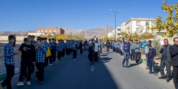 حرکت دسته عزاداری دانش آموزان دبیرستان المهدی(عج) به مناسبت شهادت حضرت زهرا(س)