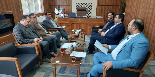 جلسهٔ هم‌اندیشی با حضور مدیرکل دفتر مبارزه با قاچاق کالا و ارز استانداری،
معاونین عمرانی و سیاسی فرماندار و همچنین شهردار محلات، با محوریت بررسی وضعیت سوخت ناوگان حمل‌ونقل مسافر و بار درون‌شهری، در فرمانداری شهرستان محلات برگزار شد.