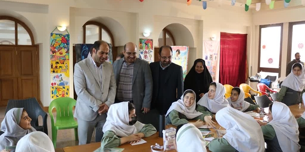 فرماندار از تعدادی از غرفه های دستگاه های اجرایی شهرستان در بیت حضرت امام (ره) بازدید کرد