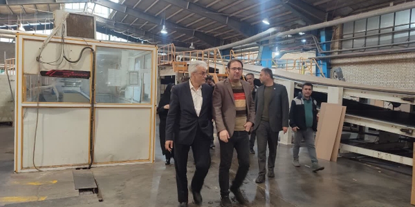 بازدید فرماندار شهرستان زرندیه از شرکت کاسپین کارتن در شهرک صنعتی مامونیه