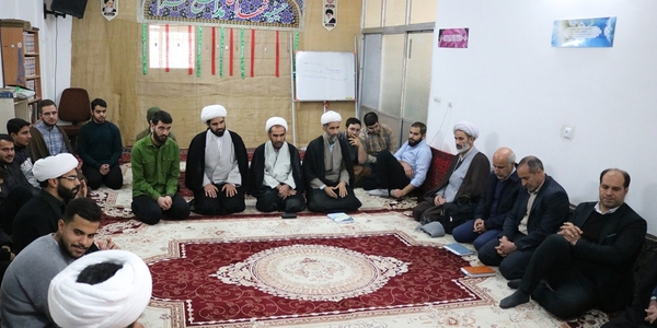 نشست هم اندیشی فرماندار با تعدادی طلاب و روحانیون شهرستان خمین برگزار شد