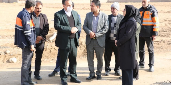 فرماندار شهرستان اراک از پیشرفت عملیات تعریض جاده آنتنی روستای موتاباد بازدید کرد