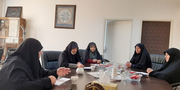 نجمین جلسه کمیته بانوان کنگره ملی نقش حضرت امام خمینی رحمت الله علیه و ۶۲۰۰ شهید استان مرکزی در دفاع مقدس با محوریت بررسی و تحلیل دستورالعمل اجرایی کمیته بانوان کنگره به ریاست مفتح زاده مدیرکل امورزنان وخانواده وباحضور غفاری نائب رییس کمیته، محمدمیرزایی دبیرکمیته، صبوری مسئول بسیج جامعه زنان سپاه ناحیه اراک و دهقان پور نماینده بسیج دانش آموزی درمحل دفتر امورزنان وخانواده استانداری برگزار گردید .

🔹 مقررگردید هرهفته جلسه کمیته بانوان برای تدوین برنامه اجلاسیه شهدای زن استان، با حضور اعضا تشکیل وتاقبل از پایان هفته آینده نماینده های کمیته برای شرکت درجلسات ۱۴ کمیته دیگر به ستاد کنگره معرفی شوند.

دوشنبه ۲۴ آذر ۱۴۰۴