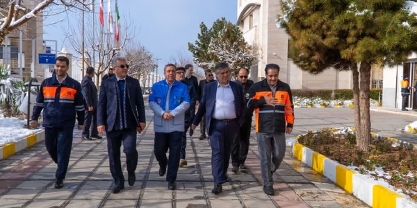 بازدید استاندار و سرپرست اداره‌کل مدیریت بحران استان مرکزی از مرکز مانیتورینگ اداره‌کل راهداری و حمل‌ونقل جاده‌ای استان

🔹 همزمان با آغاز رزمایش ترافیکی زمستان، استاندار مرکزی، به همراه سرپرست اداره‌کل مدیریت بحران استان با حضور در مرکز مدیریت راه‌های اداره‌کل راهداری و حمل‌ونقل جاده‌ای استان، از نزدیک در جریان آخرین وضعیت جوی و ترافیکی محورهای مواصلاتی استان قرار گرفت.
🔹 در این بازدید، وضعیت راه‌ها از طریق سامانه‌های هوشمند و دوربین‌های نظارتی جاده‌ای مورد بررسی قرار گرفت و آمادگی دستگاه‌های اجرایی مرتبط برای مدیریت تردد و خدمات‌رسانی در شرایط زمستانی ارزیابی شد.

شنبه 29 آذر 1404