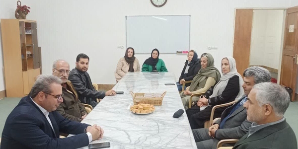 نشست دکتر باقری مدیرکل امور اجتماعی و فرهنگی استانداری مرکزی با اعضای کانون فرهنگی اجتماعی بانوان شهر نیم‌ور