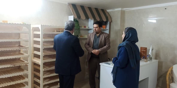 بازدید فرماندار شهرستان محلات از کارگاه تولید صابون