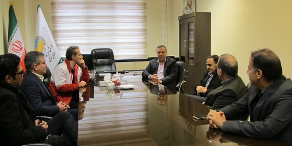 دیدار معاون بهداشت، درمان و توانبخشی جمعیت هلال‌احمر کشور با سرپرست اداره‌کل مدیریت بحران

دکتر دهقان، معاون بهداشت، درمان و توانبخشی جمعیت هلال‌احمر کشور، به‌همراه جمعی از مسئولان حوزه درمان جمعیت هلال‌احمر کشور و مدیرعامل جمعیت هلال‌احمر استان با سیدمرتضی میری، سرپرست اداره‌کل مدیریت بحران، دیدار و گفت‌وگو کردند.
در این دیدار، آخرین وضعیت آمادگی و توان درمانی در شرایط بحرانی، نحوه هماهنگی میان دستگاه‌های اجرایی و ظرفیت‌های موجود جمعیت هلال‌احمر در زمینه پاسخ‌گویی به حوادث و سوانح مورد بررسی و تبادل نظر قرار گرفت و بر ضرورت تقویت تعامل و همکاری‌های بین‌بخشی در حوزه مدیریت بحران تأکید شد.

سه شنبه ۱۴ بهمن ۱۴۰۴