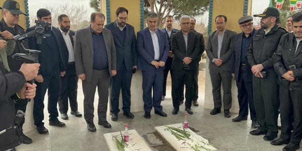 تجدید میثاق مسئولان استان مرکزی با آرمان‌های شهدا در گلزار شهدای گمنام شهر صنعتی کاوه