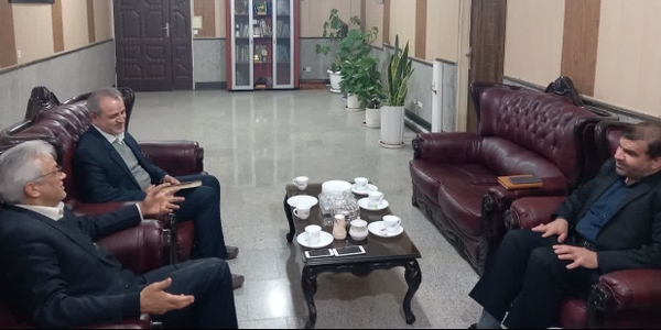 گفتگو فرماندار زرندیه با حسن وکیلی و موسی لطفی فر در بخشداری مرکزی
