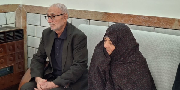 حسن نجمی با اهدا لوح سپاس از خانواده شهید والامقام محمود رسولی تقدیر کرد