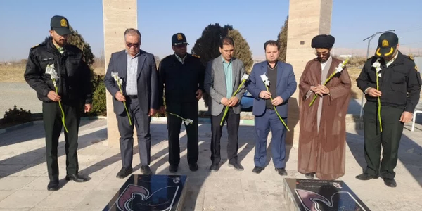 🔹غبارروبی و گلباران مزار مطهر شهدای گمنام شهرستان کمیجان با حضور عیسی‌آبادی معاون فرماندار و جمعی از مسئولان ادارات و نهادهای شهرستان