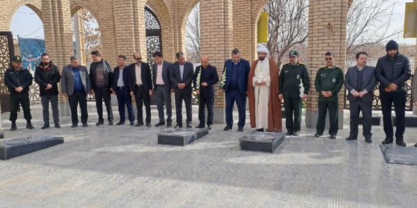🔻 گلباران مزار مطهر شهدای میلاجرد با حضور فرماندار شهرستان کمیجان به مناسبت دهه فجر