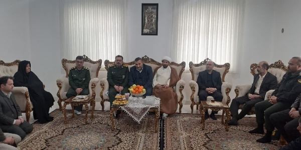 🔻 دیدار فرماندار شهرستان کمیجان با خانواده شهید علیجان غریبی به مناسبت دهه فجر