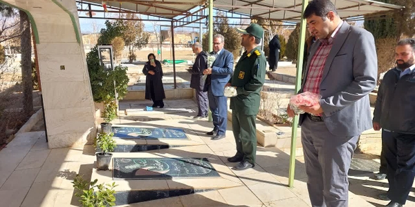 مراسم گلباران قبور شهدا و دیدار با خانواده شهدای والامقام در روستای گلچشمه شهرستان محلات برگزار شد.