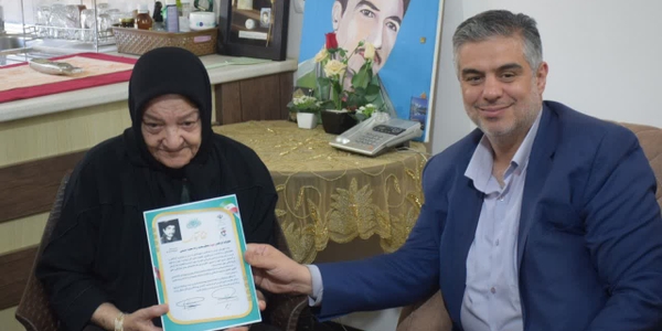 دیدار استاندار مرکزی با مادر شهید والامقام «محمدرضا محمدحسینی» در شهر نیم‌ور