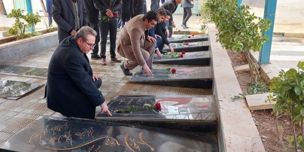 هم‌زمان با ایام‌الله دهه مبارک فجر، آیین گلباران قبور مطهر شهدای والامقام روستای نخجیروان با حضور مسئولان و جمعی از مردم برگزار شد.