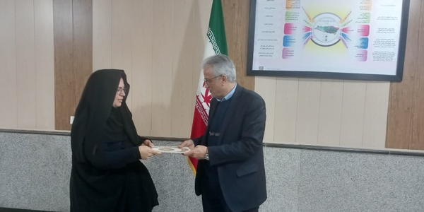 مهدی احمدی فرماندار زرندیه، مشاوران افتخاری امور دهیاری‌ها و بانوان را منصوب کرد