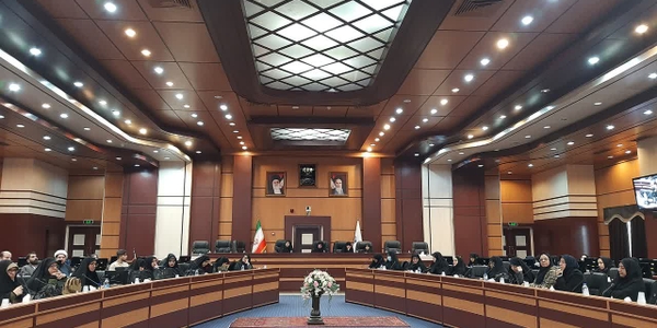 نشست تبیینی با موضوع راهبرد دشمن در میدان و رسانه با محوریت اغتشاشات ۱۴۰۴  به ریاست مفتح زاده مدیر کل امور زنان وخانواده ، باسخنرانی محمد لسانی مدرس کشوری  در حوزه سواد رسانه و با حضور مشاورین امور بانوان دستگاههای اجرایی ،جمعی از خواهران بسیجی ،کنشگران فعال فرهنگی و‌ اجتماعی واعضای ستاد مردمی جمعیت استان در محل استانداری برگزار  شد .

🗓چهارشنبه ۱ بهمن ۱۴۰۴