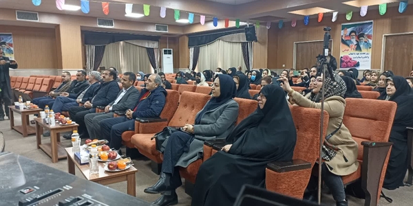 با حضور مفتح زاده مدیرکل اموربانوان وخانواده مراسم جشن پیروزی انقلاب اسلامی به همت کمیته امداد به عنوان مسئول کمیته همیاری سازمان های حمایتی استان مرکزی در سالن اجتماعات آیت‌الله اراکی، برگزار شد.