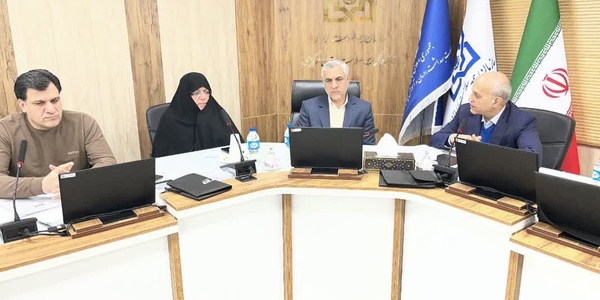 پروین مفتح‌زاده، مدیرکل امور بانوان استانداری مرکزی، در جمع کارگروه خیرین و مشارکتهای مردمی اداره کل بیمه سلامت استان مرکزی، بر اهمیت همکاری مشترک برای رفع مشکلات درمانی بانوان و خانواده‌ها تأکید کرد.مدیرکل امور بانوان استانداری مرکزی، در نشست اخیر کارگروه خیرین اداره کل بیمه سلامت استان مرکزی حضوریافته و برلزوم همکاری مستمر میان نهادها و خیرین برای حل مشکلات درمانی بانوان و مردم تأکید کرد.