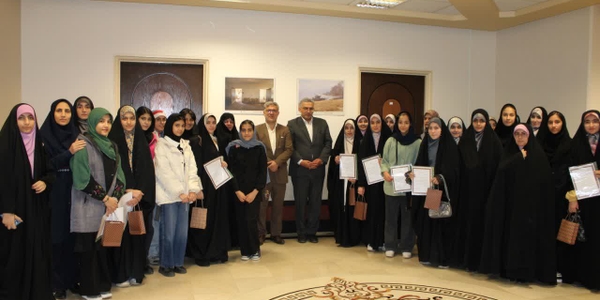 🔶️🔹️🔶️ به همت مدیرکل امورزنان و خانواده نشست تعاملی صمیمانه با دختران نوجوان وجوان برگزارشد.

🔹دراین نشست که قمری معاون سیاسی امنیتی واجتماعی و میرزایی معاون توسعه مدیریت ومنابع استانداری به نمایندگی از استاندار حضور داشتند باجمعی از فعالان ونمایندگان جوانان  ونوجوانان به گفتگوی صمیمانه پرداختند.

🔹این نشست به مناسبت میلاد حضرت علی اکبر علیه السلام و هفته جوان ودهه مبارک فجر انقلاب اسلامی با هدف بازخوانی نقش نوجوانان وجوانان در انقلاب وتداوم پیشرفت وشکوفایی آن برگزار شد.
 
دوشنبه ۱۳ بهمن ۱۴۰۴