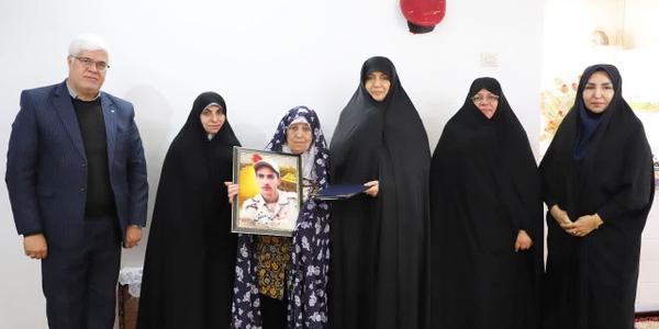 دیدار مشاور وزیر و رئیس مرکز امور زنان و خانواده وزارت کشور با مادر گرانقدر شهید معظم سجاد یعقوبی

📌صبح روز دوشنبه ۲۷ بهمن ماه ۱۴۰۴ دکتر داداندیش مشاور وزیر و رئیس مرکز امور زنان و خانواده وزارت کشور در سفر به استان مرکزی به اتفاق دکتر مفتح زاده مدیرکل دفتر امور بانوان و خانواده استانداری مرکزی و رییس بنیاد اراک  و مشاور امور بانوان بنیاد شهید و امور ایثارگران استان مرکزی به دیدار مادر شهید والامقام سجاد یعقوبی رفتند و از صبر و استقامت ایشان تجلیل نمودند.

📌گفتنی است شهید سجاد یعقوبی در ۱۵ مرداد سال ۱۳۶۹ در اراک متولد و در ۷ تیرماه سال ۱۳۹۱ در درگیری با اشرار مسلح در منطقه کردستان به فیض شهادت نائل آمد. 
-------------------------------