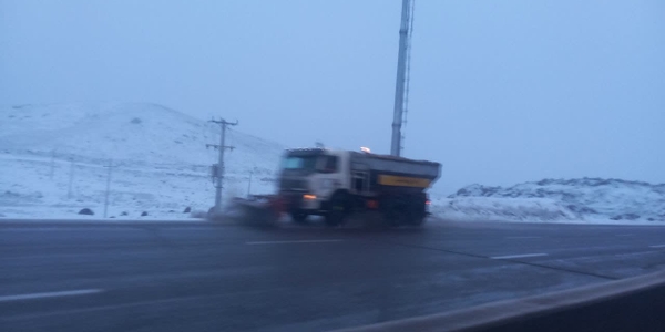 تردد ایمن در آزادراه ساوه-تهران با برف‌روبی و نمک‌پاشی مستمر