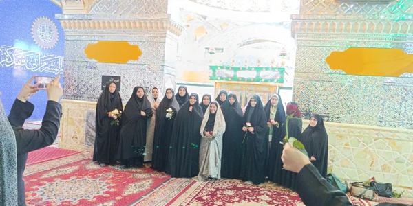 به مناسبت ولادت حضرت فاطمه معصومه سلام الله علیها و دهه کرامت اردوی یک روزه زیارتی آستان مقدس امامزاده آمنه خاتون وعبدالله  باحضور مفتح زاده مدیر کل امور زنان وخانواده استانداری مرکزی و بانوان همکار برگزار گردید .
درحاشیه این اردو گلباران ضریح مطهر و زیارت مضجع شریف نیز انجام شد.

🗓چهارشنبه ۲اردیبهشت ۱۴۰۵