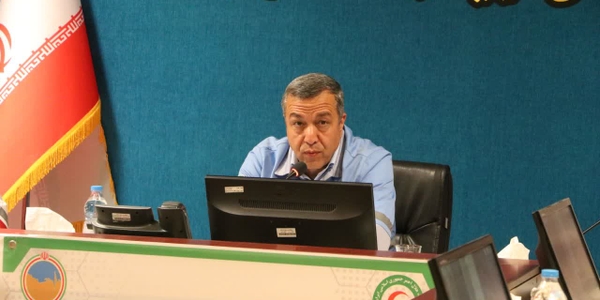 برگزاری جلسه کارگروه خدمات امداد و نجات استان مرکزی

جلسه کارگروه خدمات امداد و نجات استان مرکزی با حضور اعضای کارگروه و نمایندگان دستگاه‌های اجرایی مرتبط، به ریاست سیدمرتضی میری مدیرکل مدیریت بحران استان مرکزی و در محل سالن جلسات ستاد فرماندهی مدیریت بحران استان برگزار شد.

در این جلسه، ضمن پیگیری و بررسی مصوبات جلسه، اعضای کارگروه گزارشی از اقدامات و فعالیت‌های انجام‌شده در حوزه وظایف و مأموریت‌های محوله ارائه کردند. همچنین مسائل، چالش‌ها، راهکارها و برنامه‌های پیشنهادی دستگاه‌های عضو به منظور ارتقای سطح آمادگی، افزایش هماهنگی بین‌بخشی و بهبود روند ارائه خدمات امدادی و نجات در شرایط اضطراری مورد بحث و تبادل نظر قرار گرفت.

مدیرکل مدیریت بحران در این نشست با تأکید بر اهمیت آمادگی مستمر دستگاه‌های عضو ستاد مدیریت بحران، خواستار تقویت هماهنگی‌های بین‌دستگاهی، به‌روزرسانی برنامه‌های عملیاتی و بهره‌گیری از ظرفیت‌های موجود برای مدیریت مؤثر حوادث و بحران‌های احتمالی شد.

در ادامه، بر ضرورت برنامه‌ریزی، برگزاری و مشارکت فعال دستگاه‌های عضو در مانورها و رزمایش‌های تخصصی سال ۱۴۰۵ تأکید شد و مقرر گردید تمامی اعضا با جدیت نسبت به اجرای برنامه‌های آموزشی، تمرینی و عملیاتی اقدام کنند.