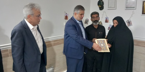 دیدار استاندار مرکزی با خانواده شهید والامقام «ابوالفضل شجاعی شیخی» در مامونیه