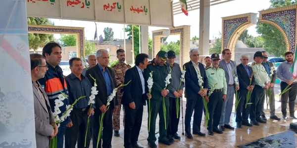 گلباران مزار شهدای شهر زاویه با حضور مسئولان شهرستان زرندیه