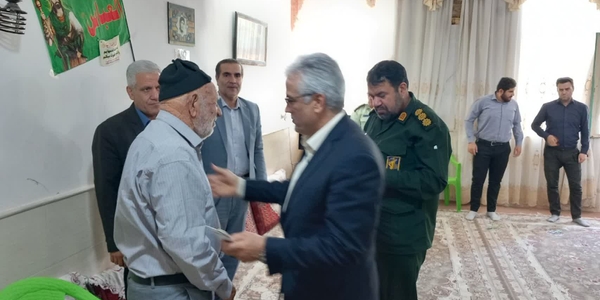 دیدار فرماندار زرندیه با خانواده شهید والامقام سید حمزه ولی‌الهی در حکیم‌آباد
