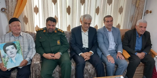 دیدار فرماندار زرندیه با خانواده شهید والامقام حسین صولتی در حکیم‌آباد