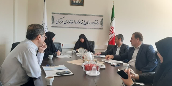 بررسی وضعیت پرداخت تسهیلات ازدواج و فرزندآوری توسط بانک‌های استان مرکزی
جلسه کمیته اقتصادی ستاد حمایت از خانواده و جوانی جمعیت استان مرکزی به ریاست مفتح‌زاده، مدیرکل امور زنان و خانواده استانداری مرکزی، با هدف بررسی وضعیت بانک‌های استان در پرداخت تسهیلات تکلیفی در حوزه ازدواج و فرزندآوری برگزار شد.