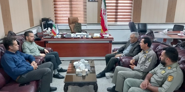 دیدار کارکنان اداره محیط زیست با فرماندار زرندیه و تجلیل از محیط‌بان فرزند شهید