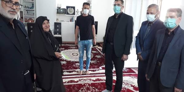 فرماندار با تعدادی از خانواده های شهدای روستای خلیل آباد شهرستان خمین دیدار کرد