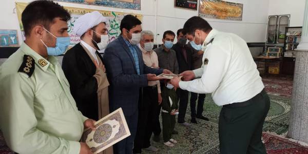 تجلیل از فرماندهان کلانتری نیم ور، پاسگاه باقرآباد و شهردار سابق نیم ور با حضور ملک جانی معاون سیاسی، امنیتی و اجتماعی فرمانداری در نماز عبادی سیاسی جمعه شهر نیم ور محلات