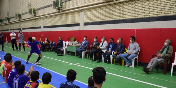 حضور ناظری فرماندار شهرستان محلات و ملک جانی معاون سیاسی، امنیتی و اجتماعی فرمانداری در جمع بازیکنان باشگاه فرهنگی ورزشی رشد به مناسبت روز نوجوان و تقدیر از مربیان پیشکسوت.