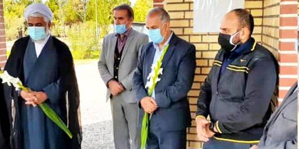 بمانسبت هفته بسیج دانش آموزی آئین گلباران مزار مطهر دو شهید گمنام شهر پرندک