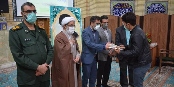 تجلیل از دانش آموزان منتخب بسیجی با حضور ناظری فرماندار شهرستان محلات پس از نماز عبادی سیاسی جمعه شهر محلات
