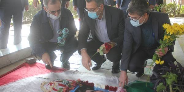 قبور مطهر شهدای شهرستان خمین گلباران شد .