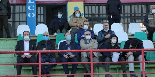 حضور استاندار مرکزی در ورزشگاه امام خمینی (ره) اراک و تماشای بازی تیم فوتبال آلومینیوم اراک و نفت مسجد سلیمان