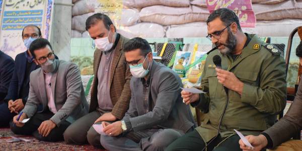 حضور ناظری فرماندار شهرستان محلات در نماز مغرب و عشا مسجد الحسین (ع) و برپایی میز خدمت (پاسخگویی به سوالات همشهریان و رسیدگی به مشکلات آنان)