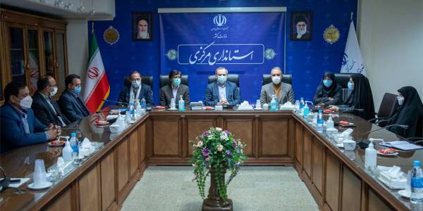 آيين تكريم و معارفه معاونين هماهنگي امور اقتصادي و توسعه مديريت و منابع استانداري مركزي با حضور استاندار،معاون سياسي،امنيتي و اجتماعي استاندار ، مديران،مسئولين و از طريق ارتباط ويدئو كنفرانس با حضور فرمانداران برگزار شد.