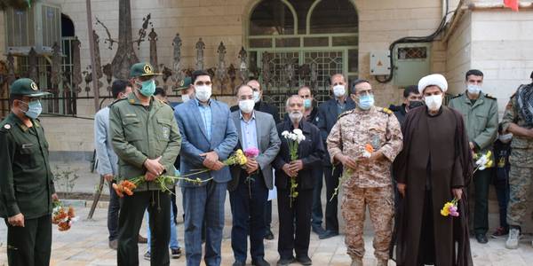 گلباران و عطر افشانی قبور مطهر شهدای روستای نخجیروان محلات به مناسبت هفته مبارک بسیج با حضور ملک جانی معاون سیاسی، امنیتی و اجتماعی فرمانداری برگزار شد.