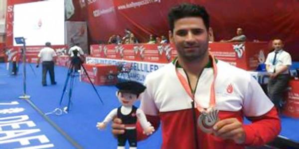 استاندار مرکزی  درخشش حسین تبرته فراهانی در رقابت های کاراته ناشنوایان را تبریک گفت