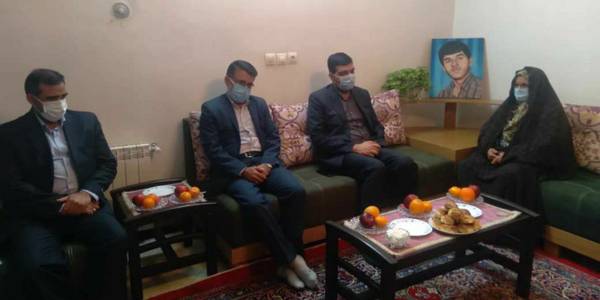 دیدار سرپرست فرمانداری اراک با خانواده بسیجی شهید ‌پس از مراسم تودیع و معارفه
